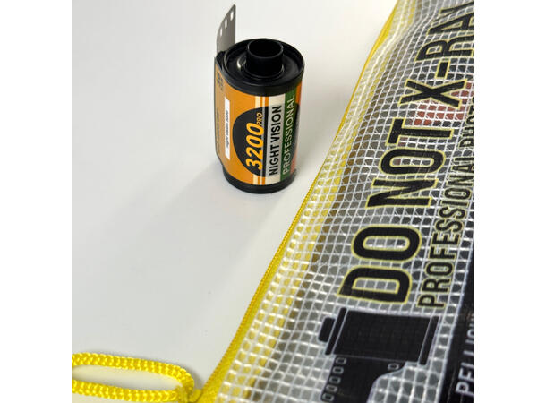 Handcheckfilm 35mm Travel Set V2 Do Not X-Ray Bag + 3200ISO Stickers 