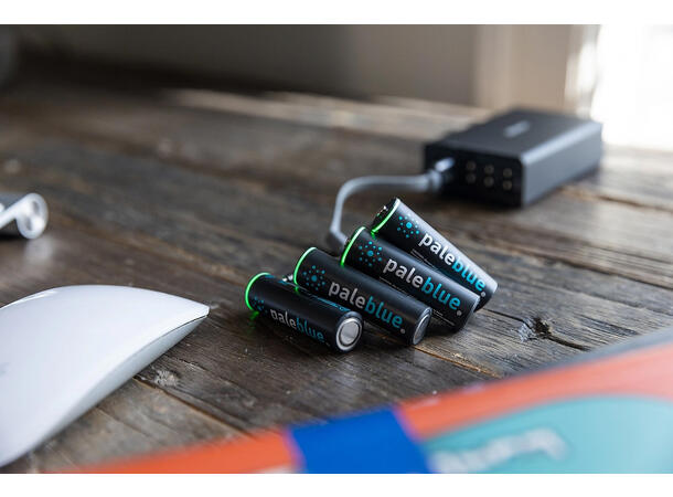 Pale Blue Li-Ion Rechargeable AA 4-pkn AA batteri m/ 4x1 ladekabel USB-C