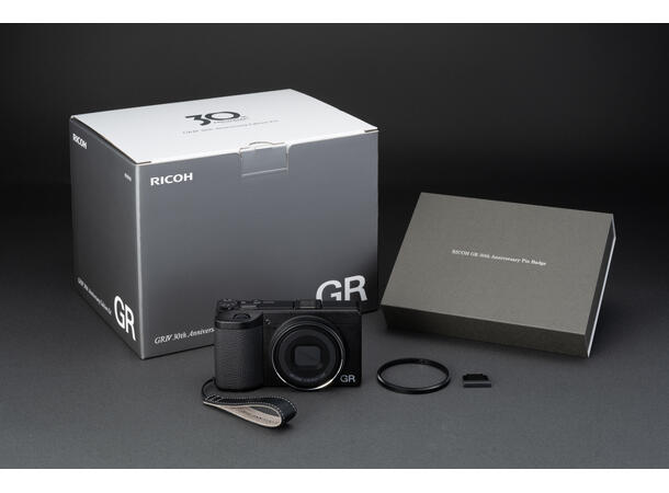 Ricoh GR IV 30th Anniversary edition Avansert kompaktkamera med god optikk 