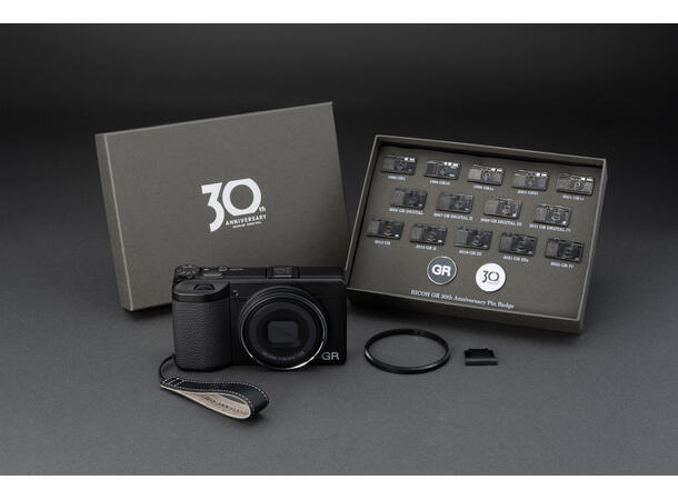 Ricoh GR IV 30th Anniversary edition Avansert kompaktkamera med god optikk 