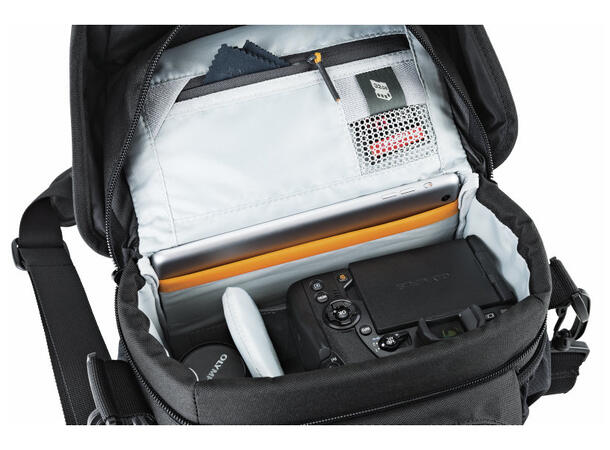 Lowepro Nova 160 AW II Sort Fotobag med regntrekk for systemkamera