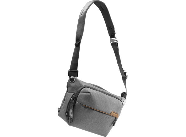 Peak Design Everyday Sling 3L V2 Ash. Liten slingbag m/ smarte løsninger 