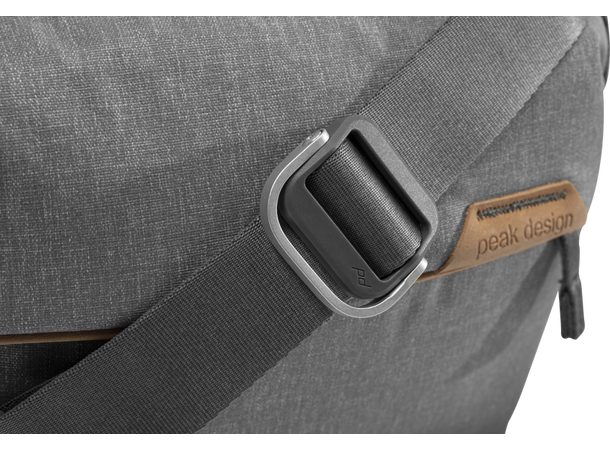Peak Design Everyday Sling 3L V2 Ash. Liten slingbag m/ smarte løsninger 