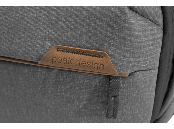 Peak Design Everyday Sling 3L V2 Ash. Liten slingbag m/ smarte løsninger 