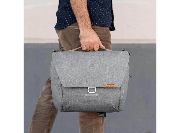 Peak Design Everyday Messenger V2 13" Ash. Klassisk og tilpasningsvennlig bag 